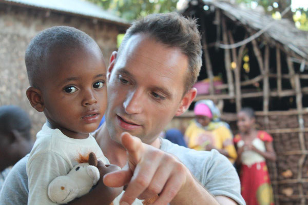 Micky & Mwarambo African Kids Care - Paten gesucht Finger Kamera